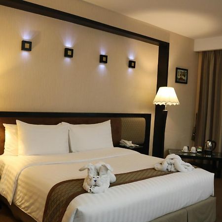 Avenue 64 Hotel Rangoon Buitenkant foto