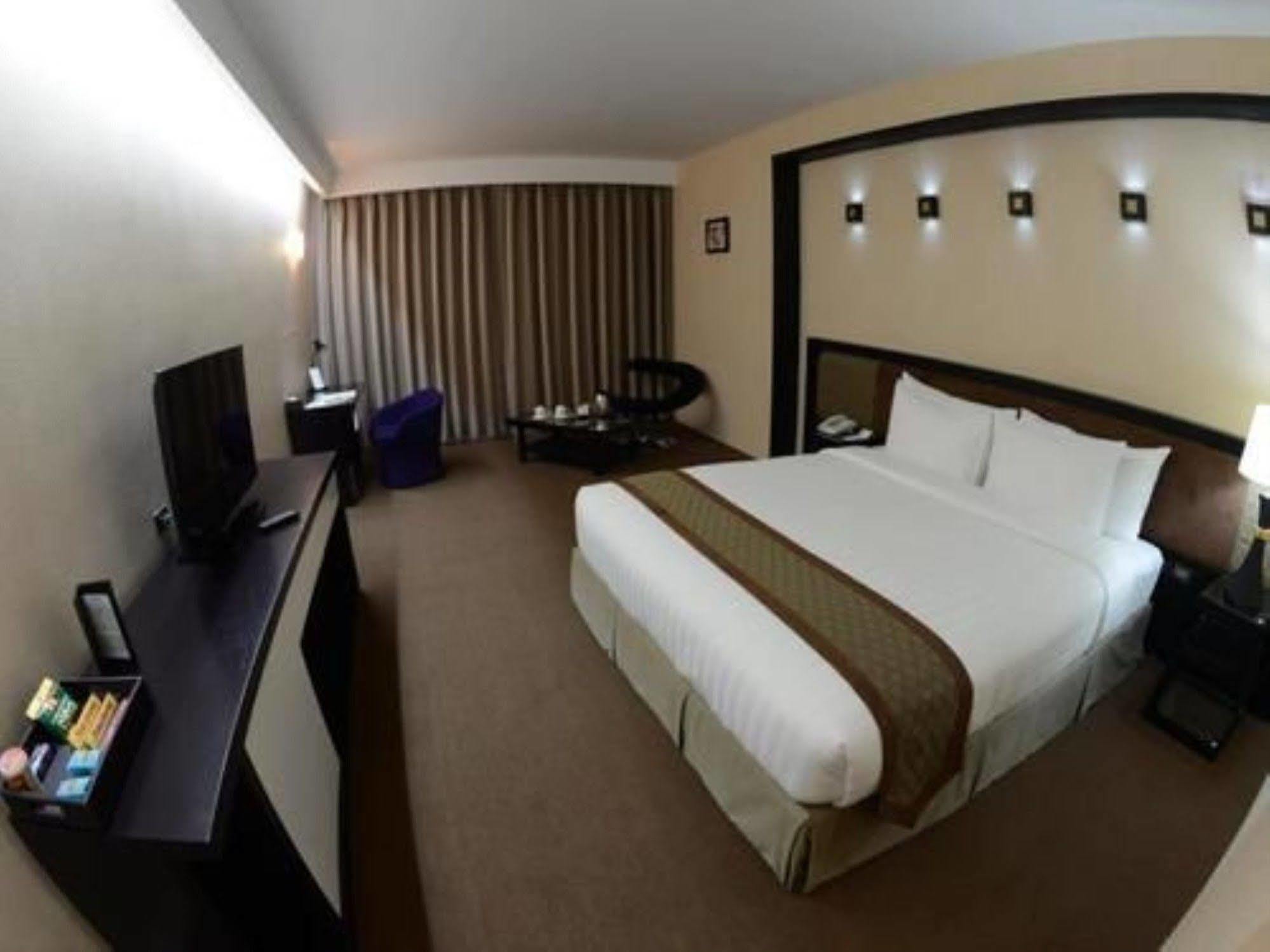 Avenue 64 Hotel Rangoon Buitenkant foto