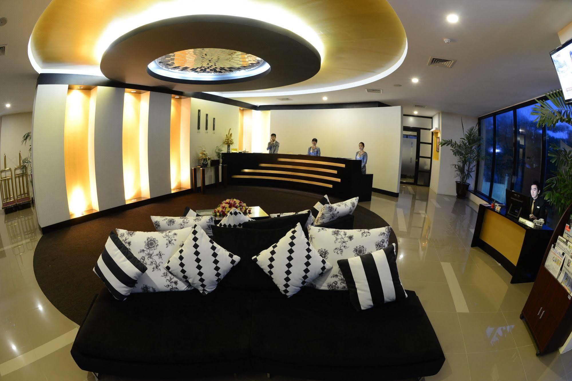 Avenue 64 Hotel Rangoon Buitenkant foto